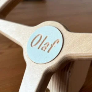 Drewniana kierownica dla dziecka z imieniem Olaf.