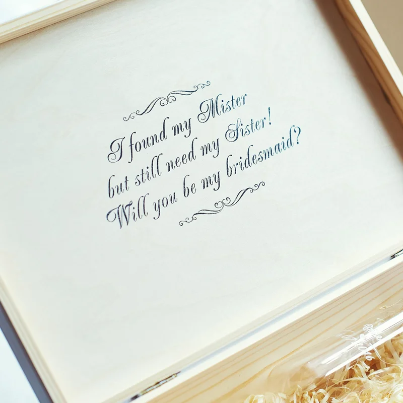 Drewniana skrzynka z napisem w środku.