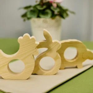 Drewniane ozdoby wielkanocne na stole.