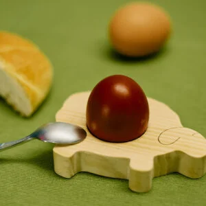 Drewniana podstawka w kształcie owcy z jajkiem wielkanocnym