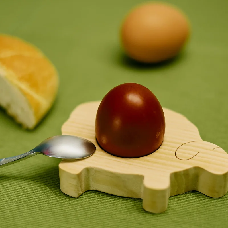 Drewniana podstawka w kształcie owcy z jajkiem wielkanocnym