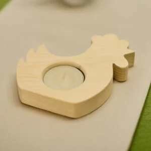 Drewniana ozdoba wielkanocna w kształcie kurczaka z miejscem na świeczkę.