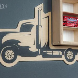 Drewniana dekoracja ciężarówki na ścianie z półką i modelami aut.