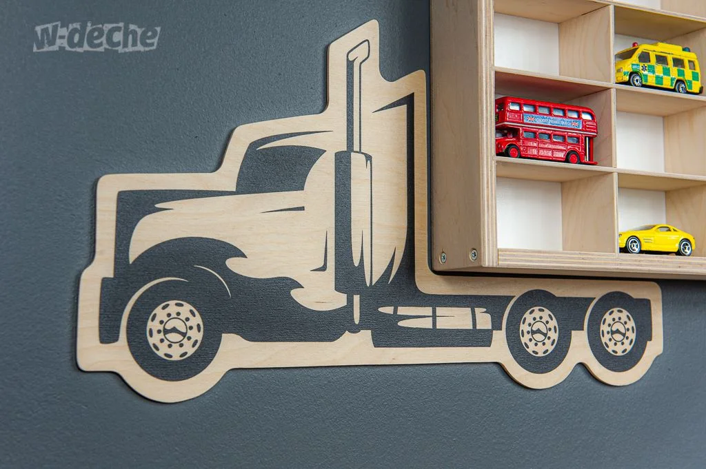 Drewniana dekoracja ciężarówki na ścianie z półką i modelami aut.
