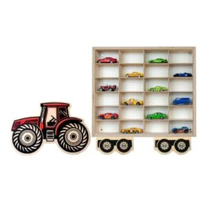 Drewniana półka w kształcie ciężarówki z małymi autkami.