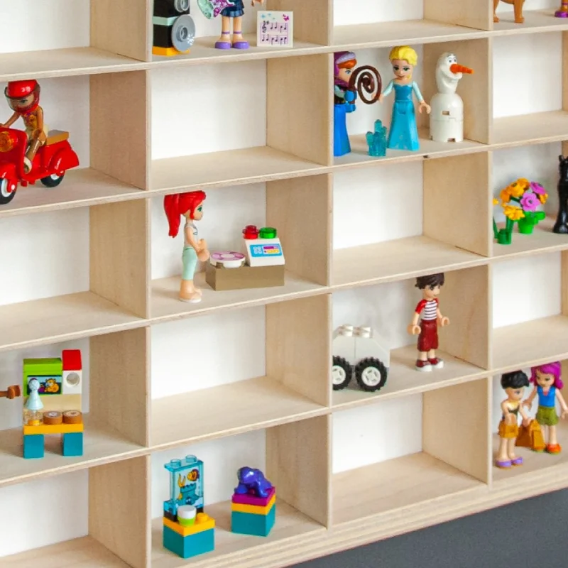 Półka z figurkami i zabawkami na tle ściany.