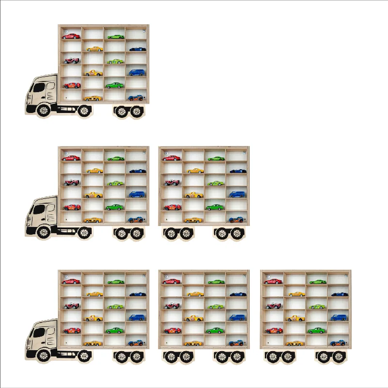 Drewniana półka w kształcie ciężarówki z kolorowymi samochodzikami.