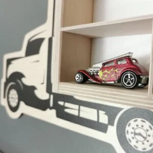 Model czerwonego samochodu z płomieniami na półce w kształcie ciężarówki
