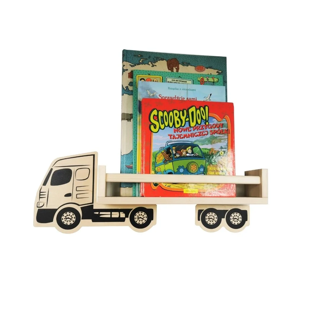 Półka w kształcie ciężarówki z książkami dla dzieci.
