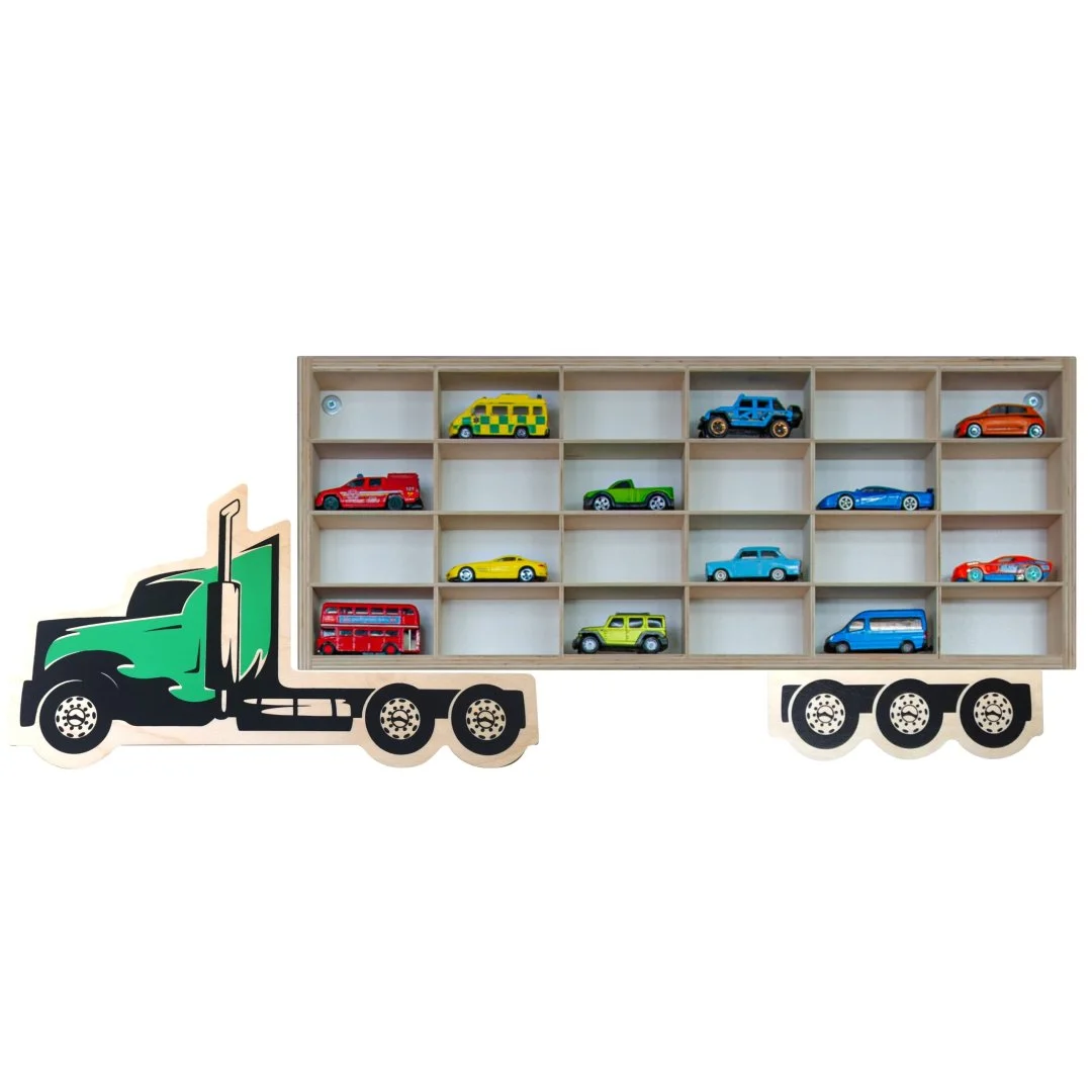 Półka w kształcie ciężarówki z kolorowymi zabawkowymi samochodami.