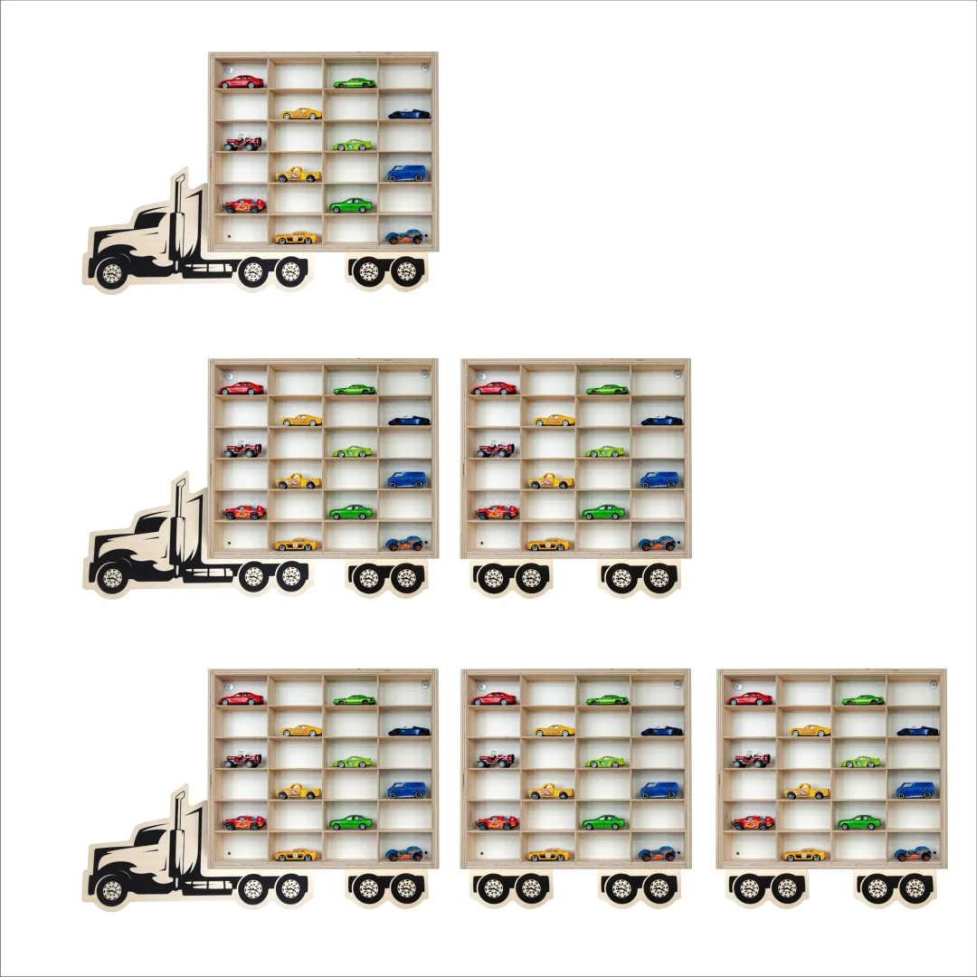 Drewniana półka w kształcie ciężarówki z modelami samochodów.