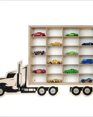 Drewniana półka w kształcie ciężarówki z modelami samochodów Hot Wheels.