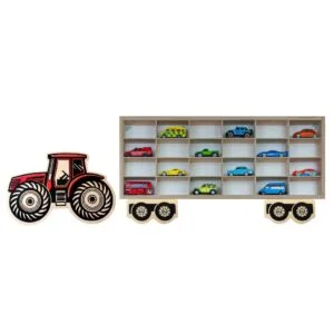 Drewniany traktor i półka z samochodzikami.