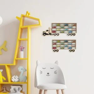 Żółta półka w kształcie żyrafy i półki na samochodziki w pokoju dziecięcym.