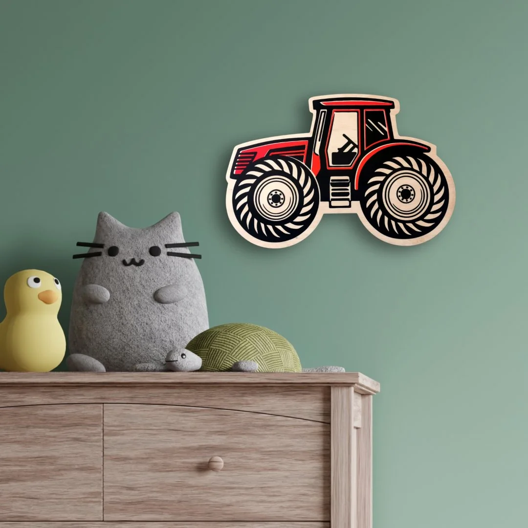 Dekoracja pokoju dziecięcego z drewnianym traktorem na ścianie.