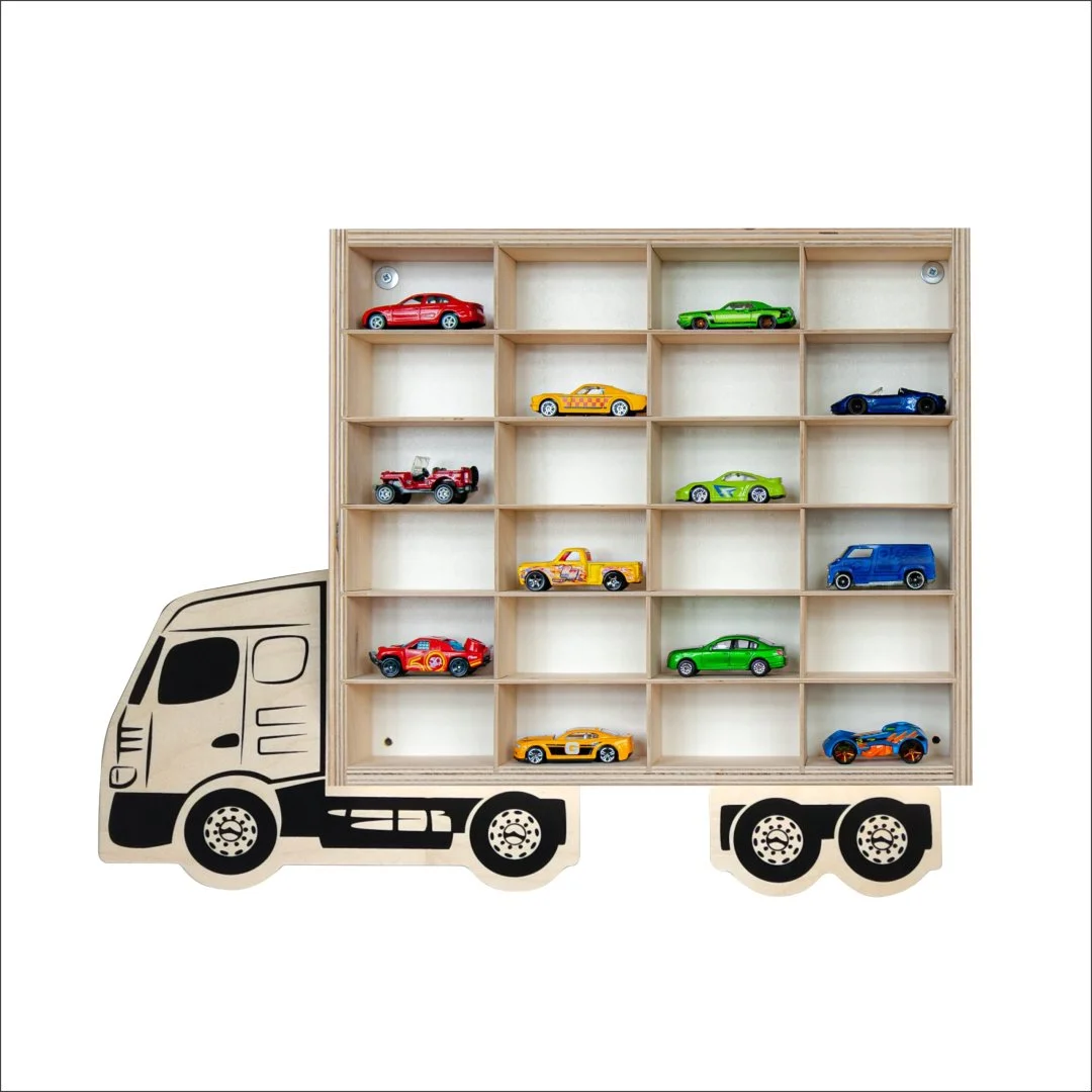 Drewniana półka w kształcie ciężarówki z małymi samochodzikami.