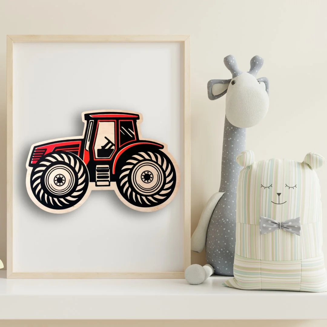 Drewniana naklejka w kształcie traktora w pokoju dziecka.