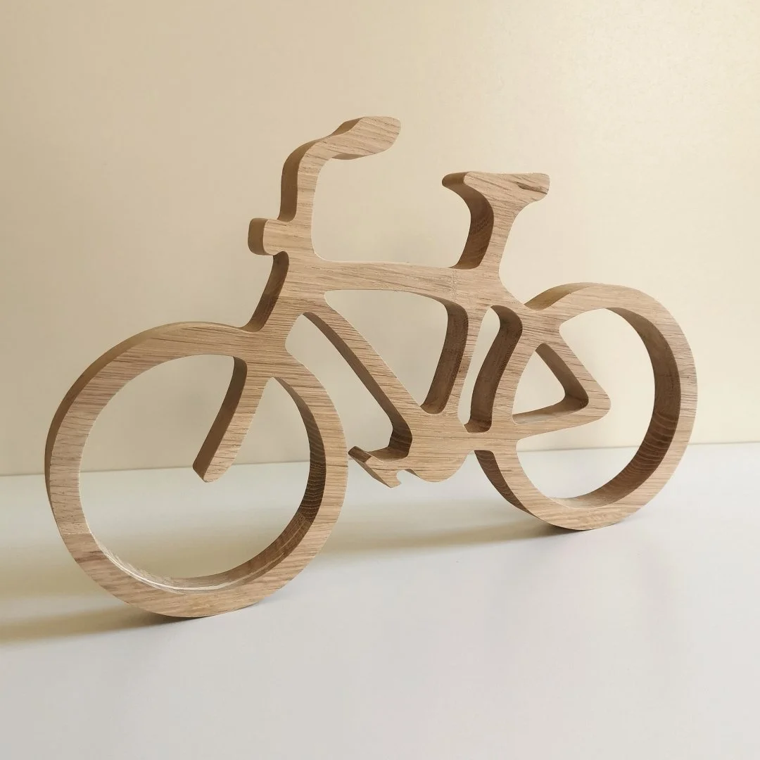 Drewniana figurka roweru na białym tle