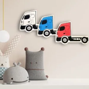 Naklejki z ciężarówkami w kolorach białym, niebieskim i czerwonym na ścianie.