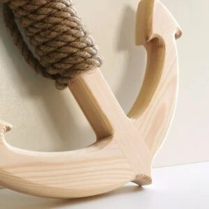 Ręcznie wykonana kotwica z drewna z liną.