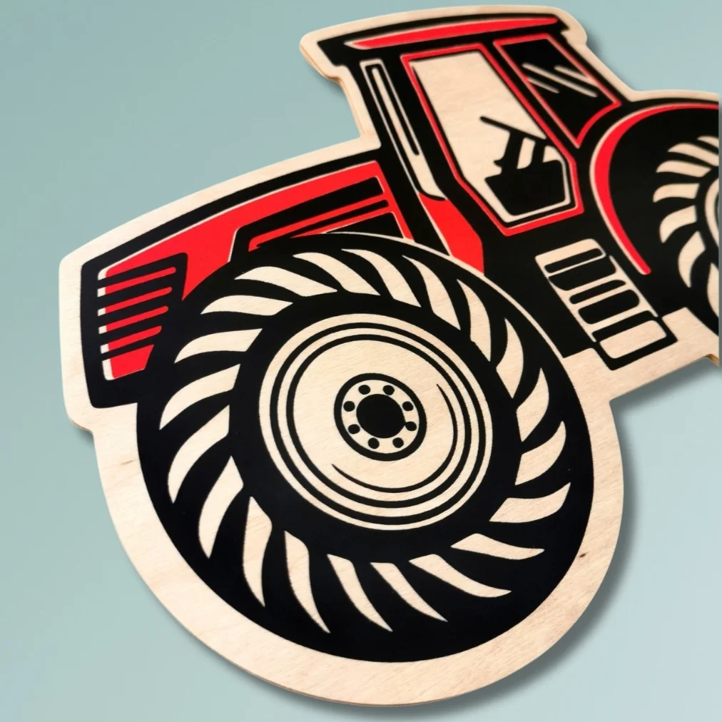 Drewniana dekoracja ścienna w kształcie traktora.