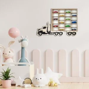 Pokój dziecięcy z półką na resoraki w kształcie ciężarówki.