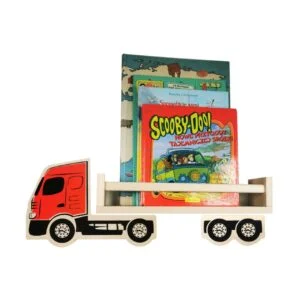 Czerwona półka na książki w kształcie ciężarówki z książkami dla dzieci.