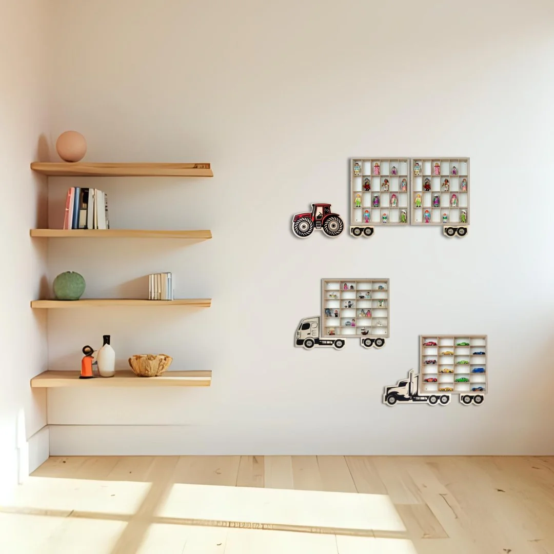 Półki na resoraki w kształcie ciężarówek i traktora na ścianie.