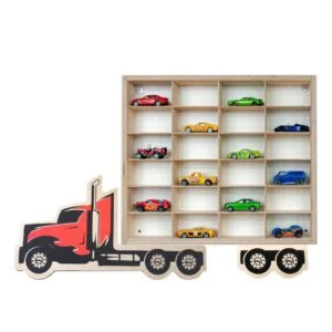 Drewniana półka w kształcie ciężarówki z modelami samochodów.