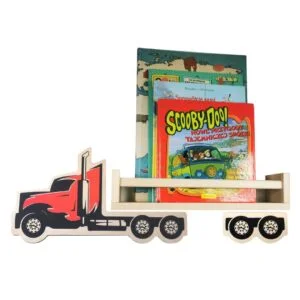 Półka na książki w kształcie ciężarówki z książkami dla dzieci.