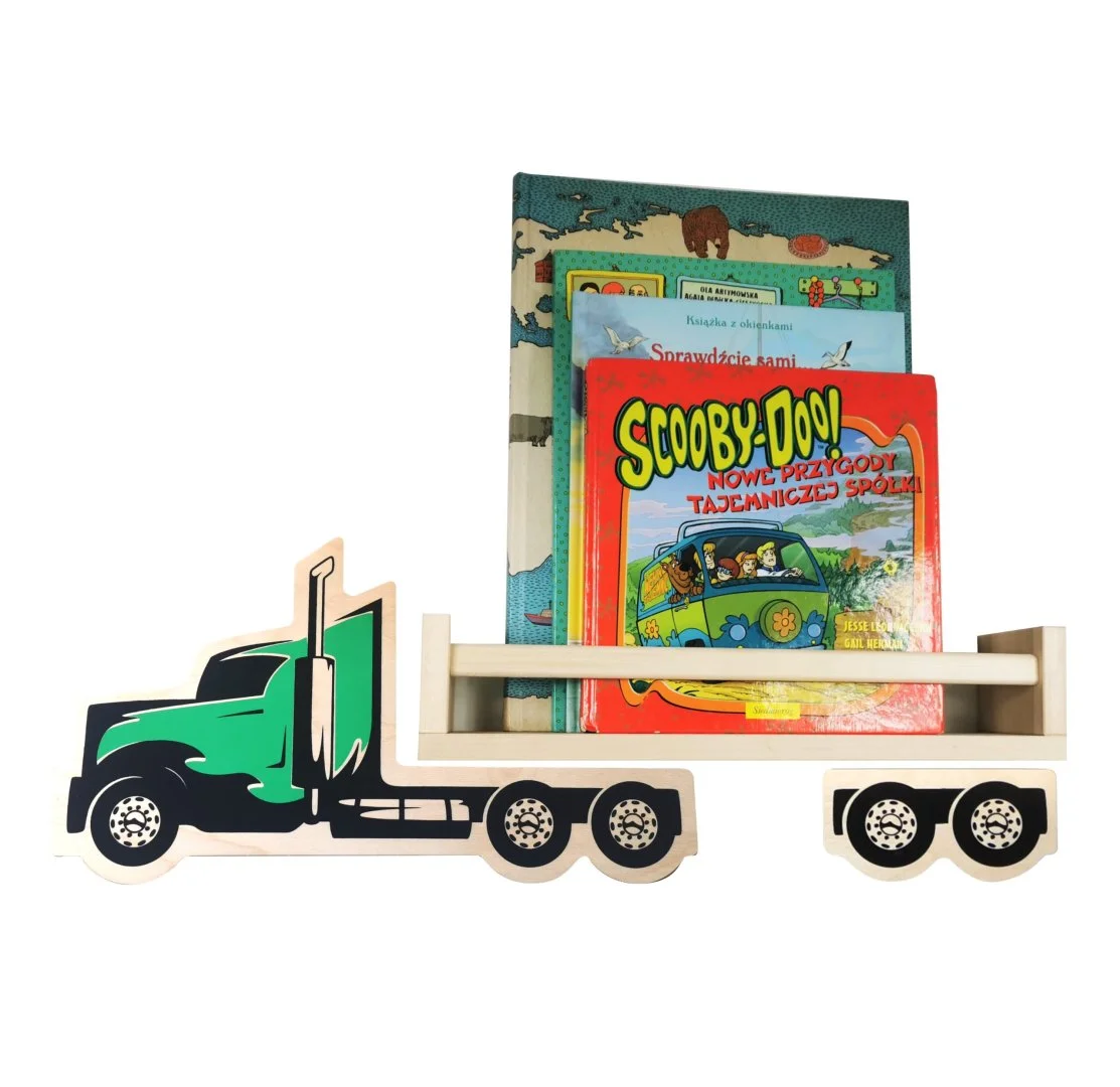 Półka na książki w kształcie zielonej ciężarówki z książkami dla dzieci.