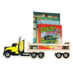 Półka w kształcie ciężarówki z książkami dla dzieci.