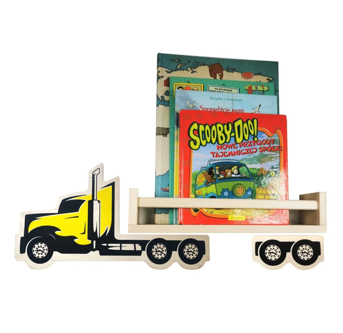Półka w kształcie ciężarówki z książkami dla dzieci.