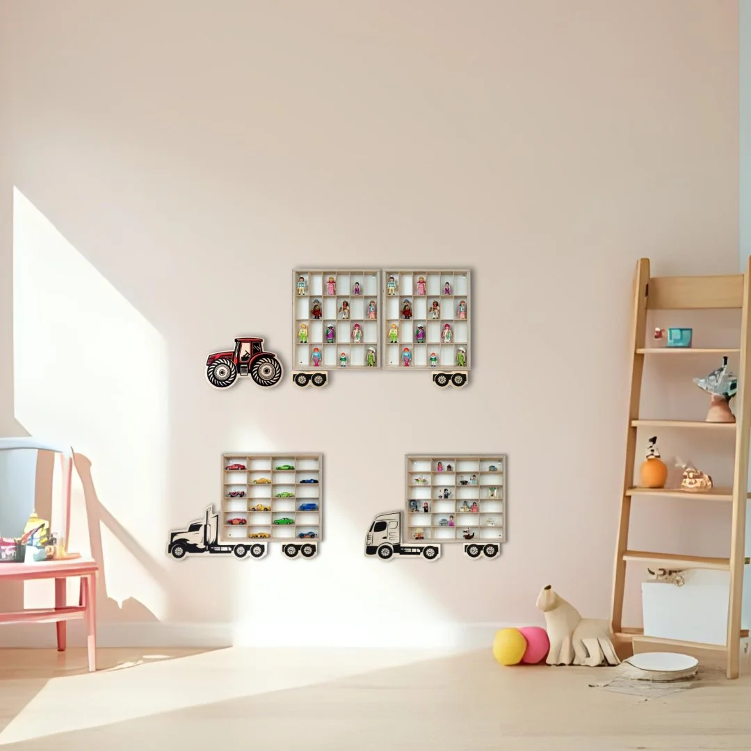 Pokój dziecięcy z półkami w kształcie ciężarówek i traktora.