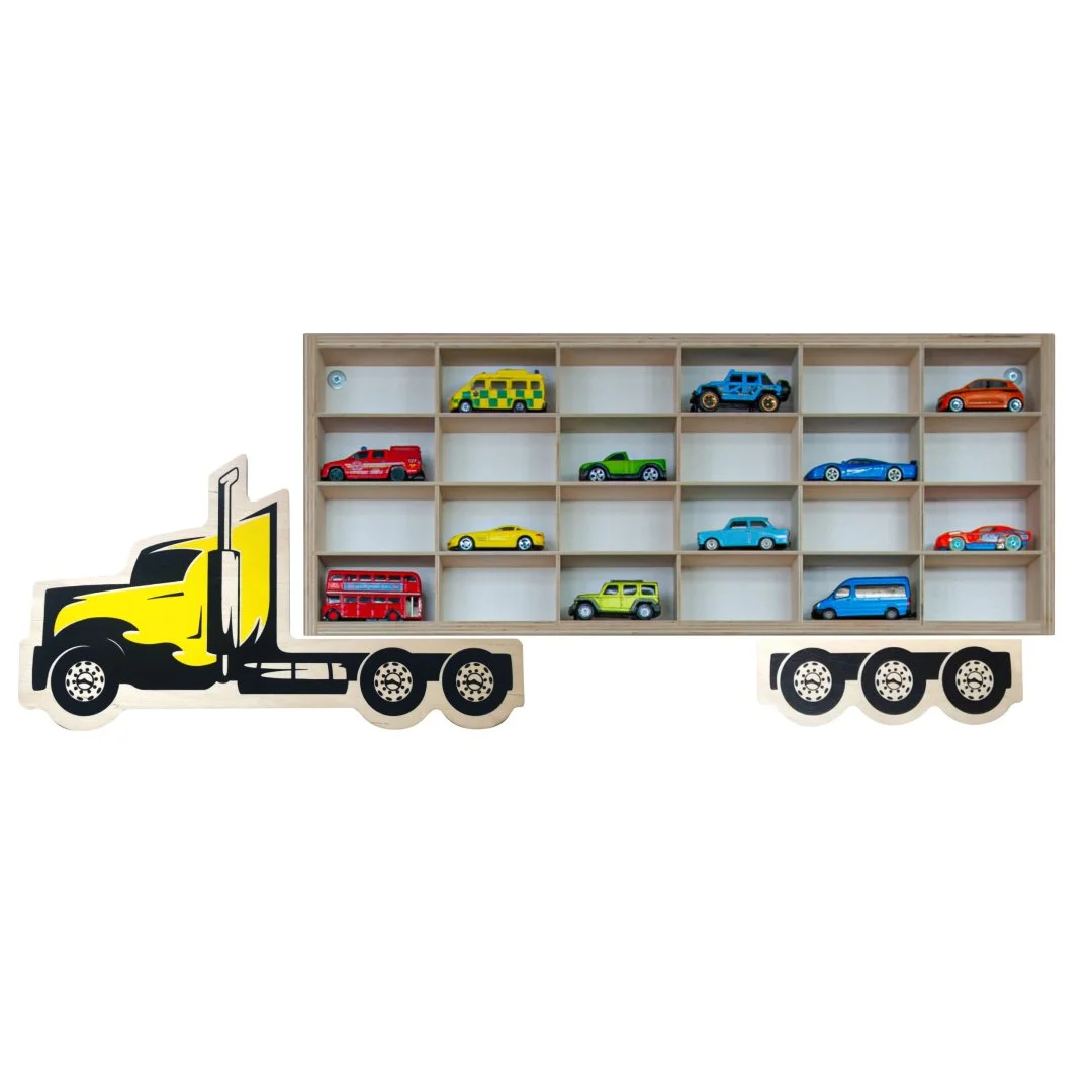 Półka w kształcie ciężarówki z kolorowymi modelami samochodów.