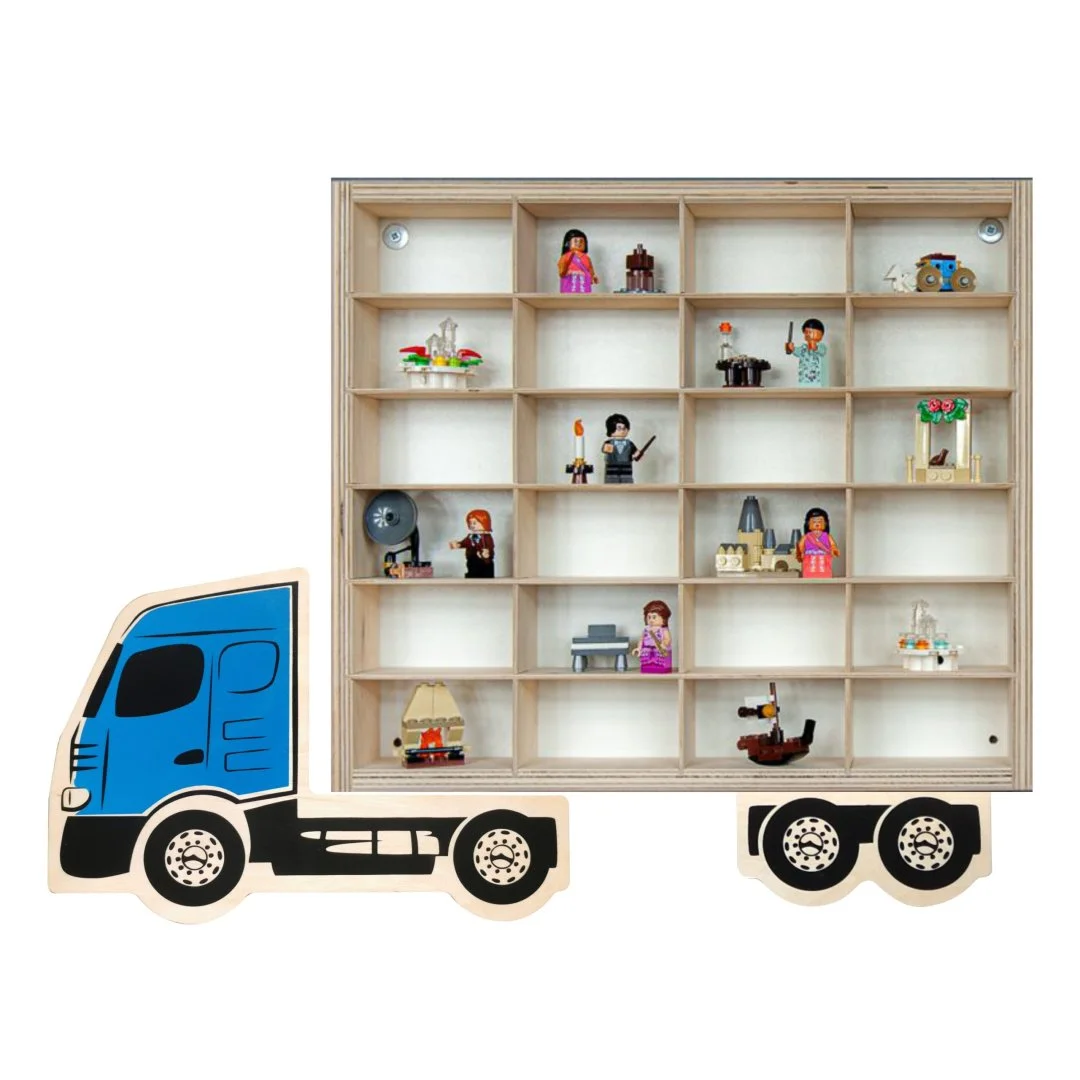 Drewniana półka w kształcie ciężarówki z figurkami.