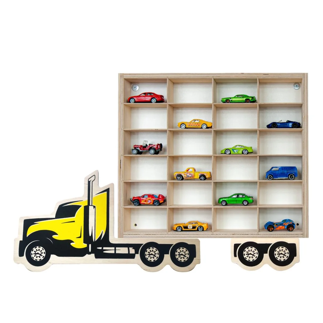 Drewniana półka w kształcie ciężarówki z modelami samochodów.