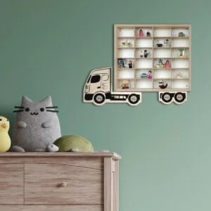 Wisząca półka w kształcie ciężarówki z zabawkami w pokoju dziecka.