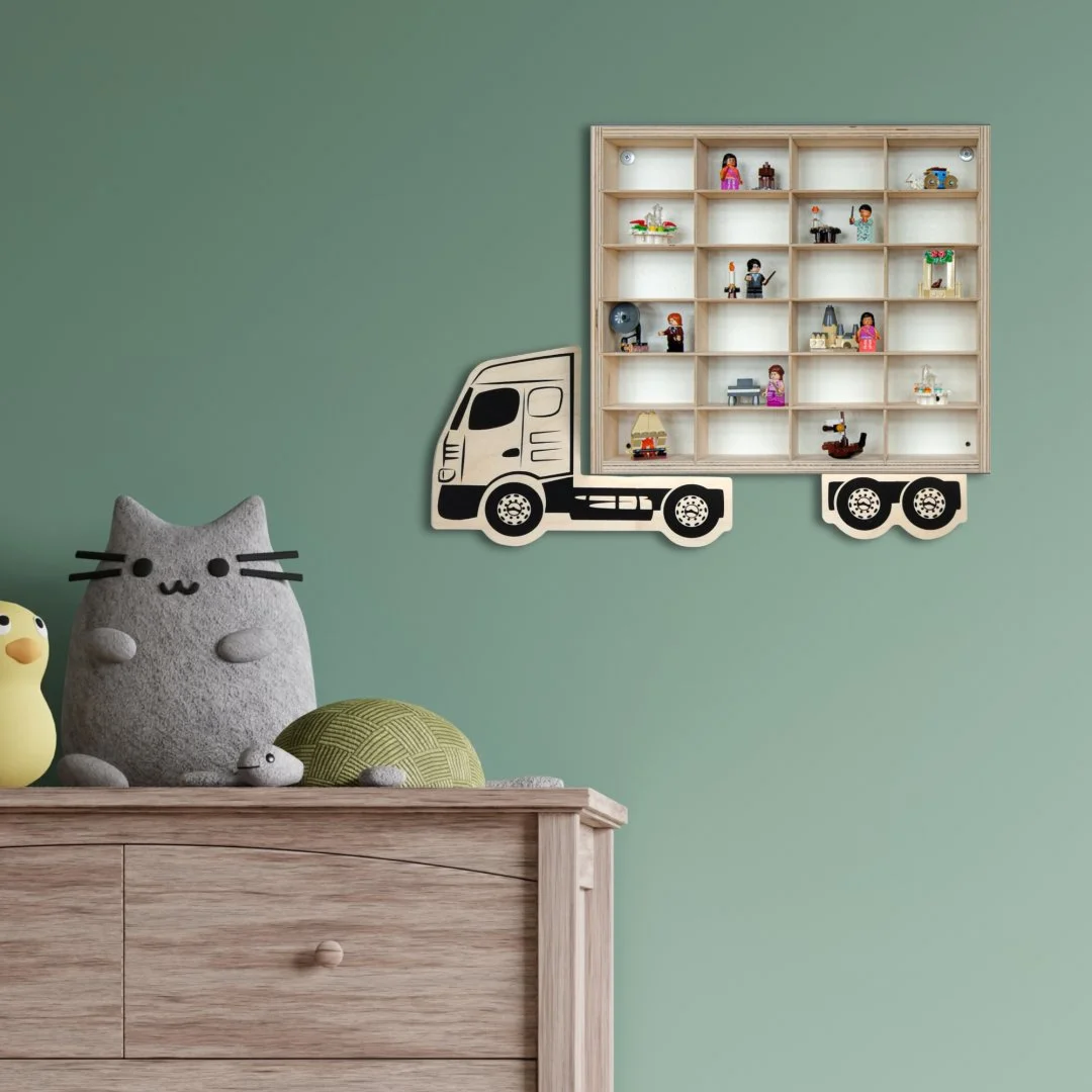 Wisząca półka w kształcie ciężarówki z zabawkami w pokoju dziecka.