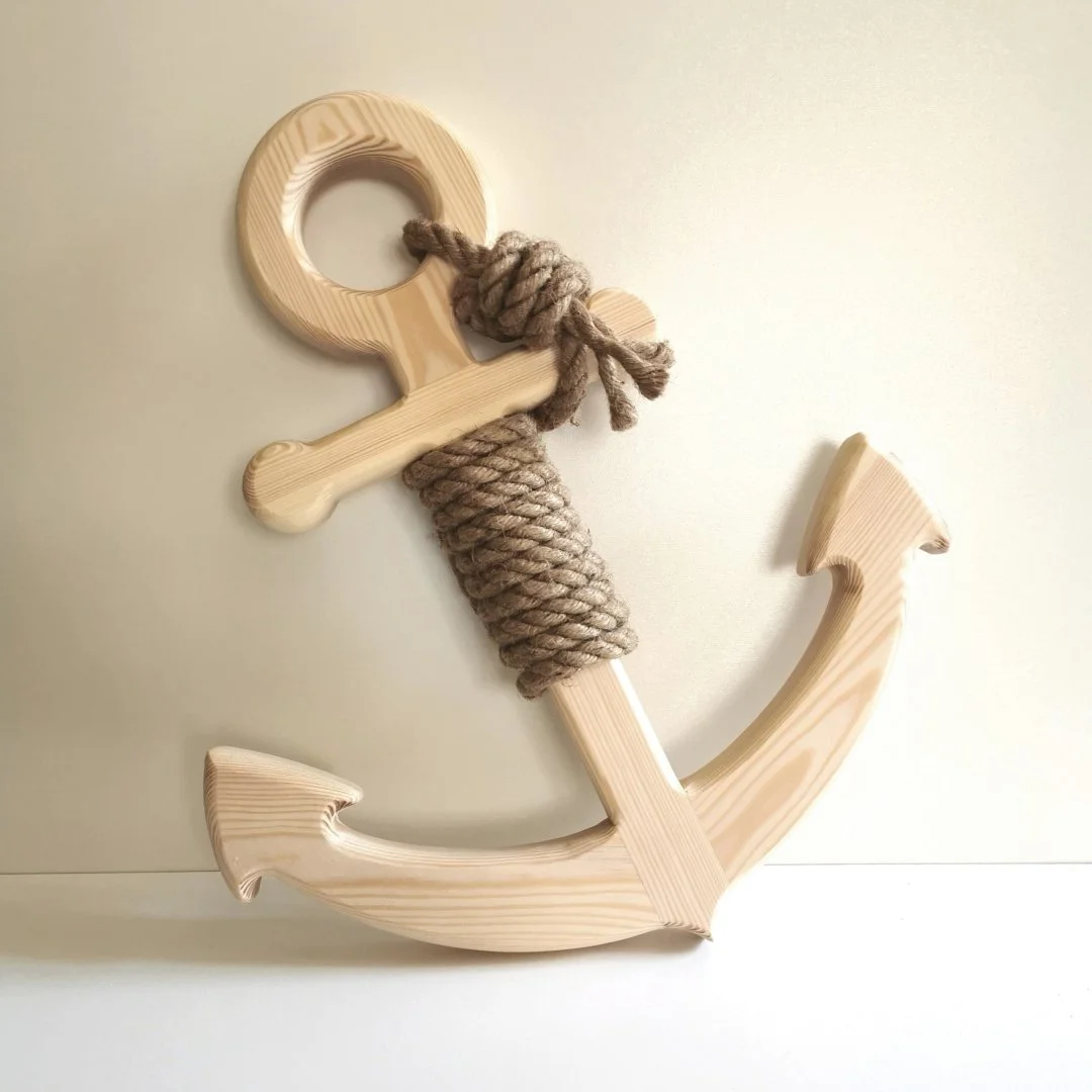 Drewniana kotwica z owiniętym sznurem.
