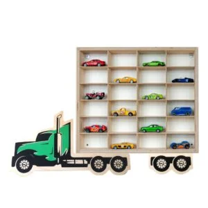 Drewniana półka w kształcie ciężarówki z modelami samochodów.
