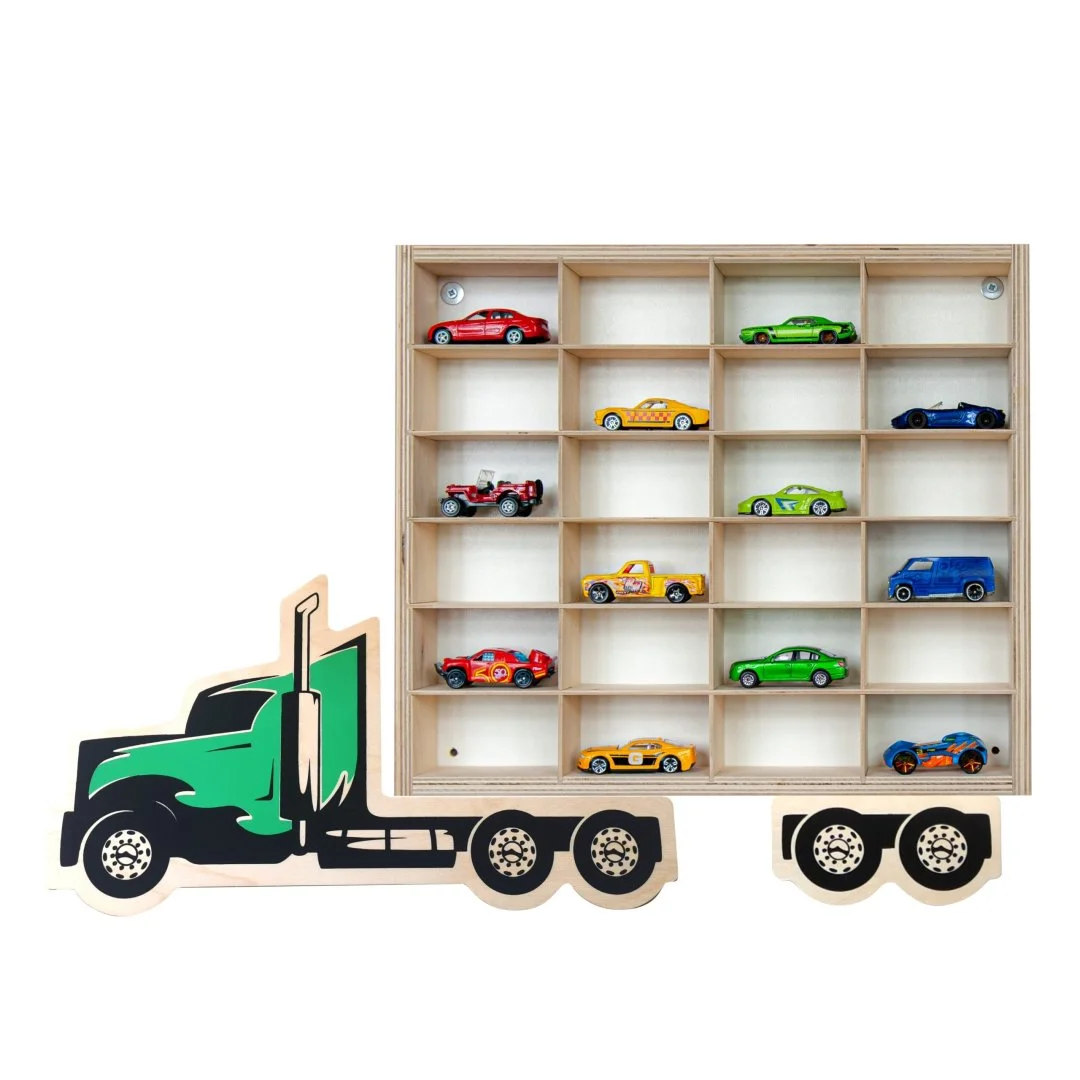 Drewniana półka w kształcie ciężarówki z modelami samochodów.