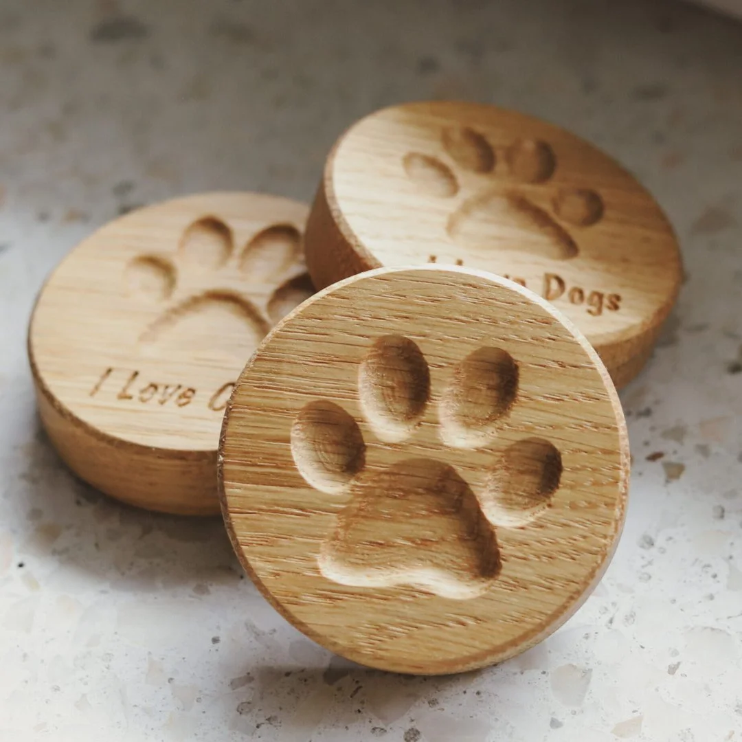 Drewniany otwieracz z magnesem w kształcie łapy psa