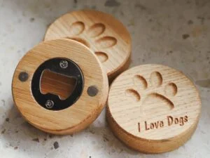 Drewniany otwieracz z magnesem i napisem I Love Dogs