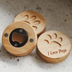 Drewniany otwieracz z magnesem i napisem I Love Dogs