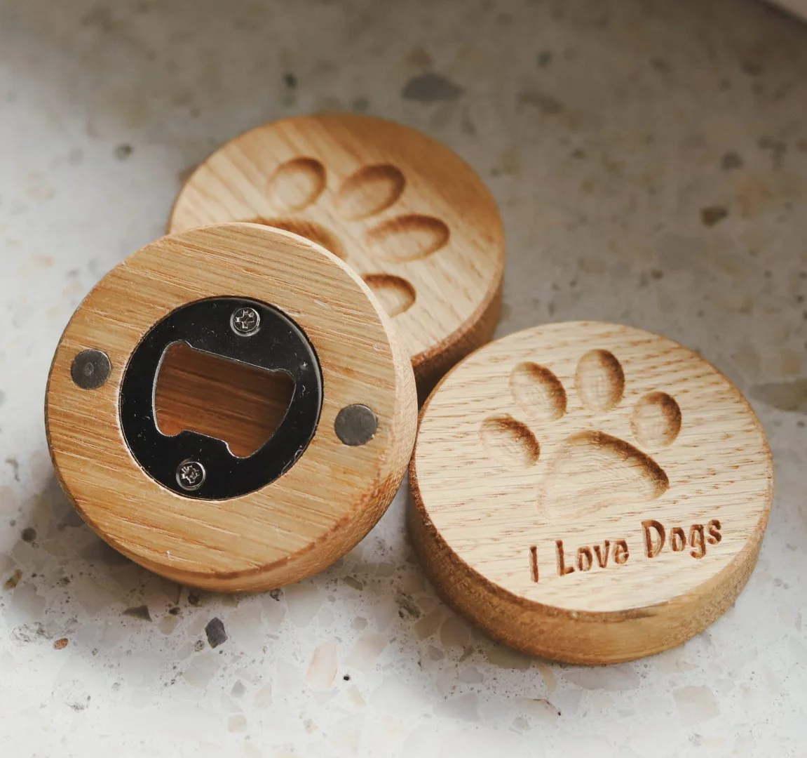 Drewniany otwieracz z magnesem i napisem I Love Dogs
