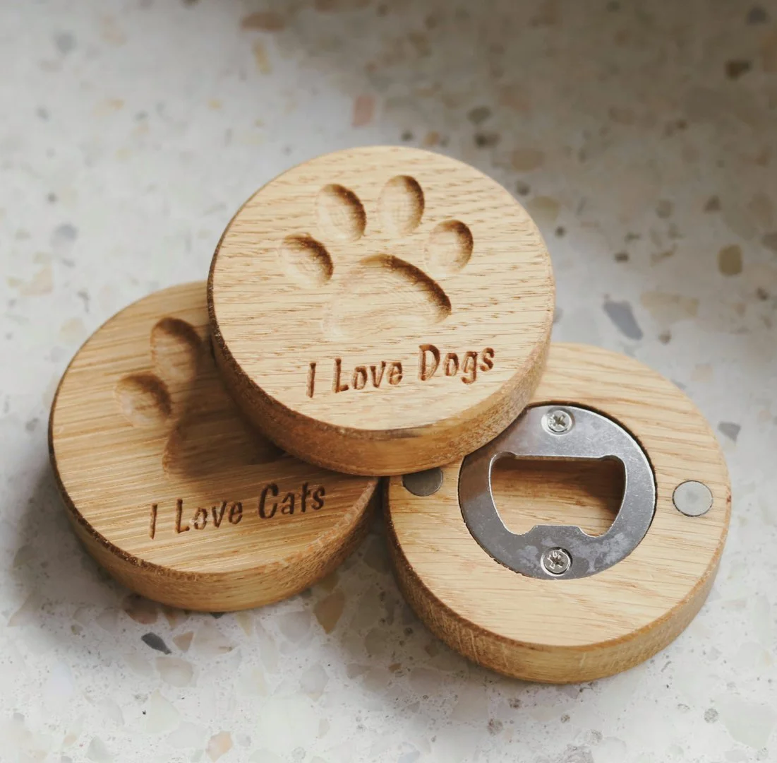 Drewniany otwieracz z magnesem z napisem I Love Dogs.