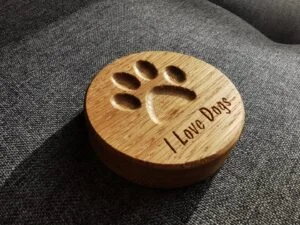 Drewniany otwieracz z magnesem z napisem 'I Love Dogs'.