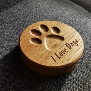 Drewniany otwieracz z magnesem z napisem 'I Love Dogs'.
