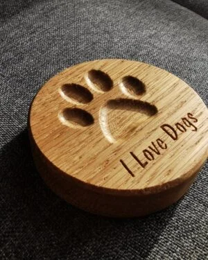 Drewniany otwieracz z magnesem z napisem 'I Love Dogs'.